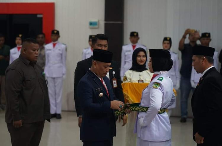 Bupati Lingga Nizar Kukuhkan 32 Paskibraka HUT Kemerdekaan RI