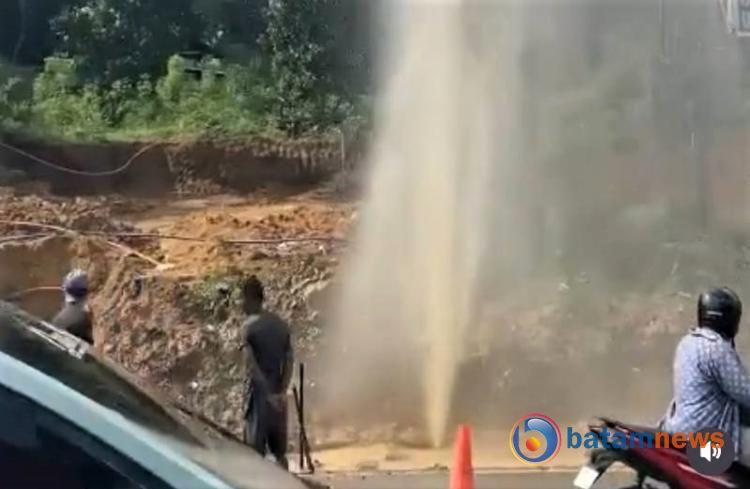 Pipa Air Bocor di Simpang Kara Batam: Air Mati di Kawasan Ini