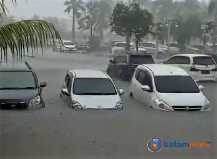 Kawasan Pelabuhan Sekupang Batam Kebanjiran, Puluhan Mobil Tenggelam