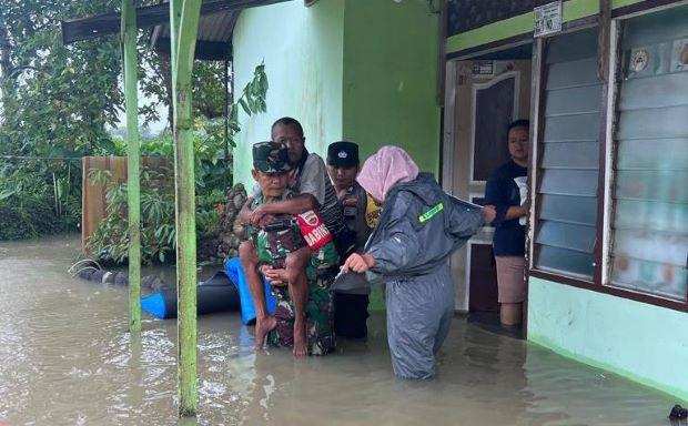 Babinkamtibmas dan Babinsa Lakukan Evakuasi Warga Terdampak Banjir Karimun