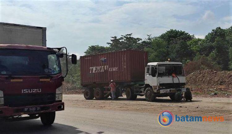 Dua Mobil Kontainer Tabrakan di Jalan Simpang Frengki Batam: Tidak Ada Korban Jiwa