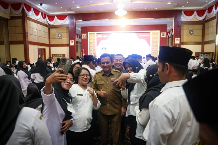 Gubernur Kepri Serahkan SK untuk 703 Guru PPPKÂ yang Telah Mendapat NIPPPK