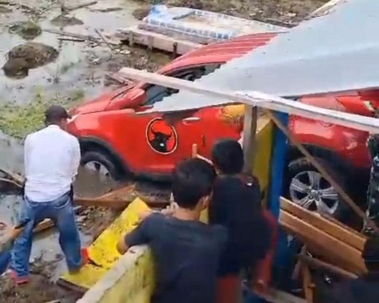 Mobil Berlogo PDI Perjuangan Nyungsep ke Kuburan di Meranti