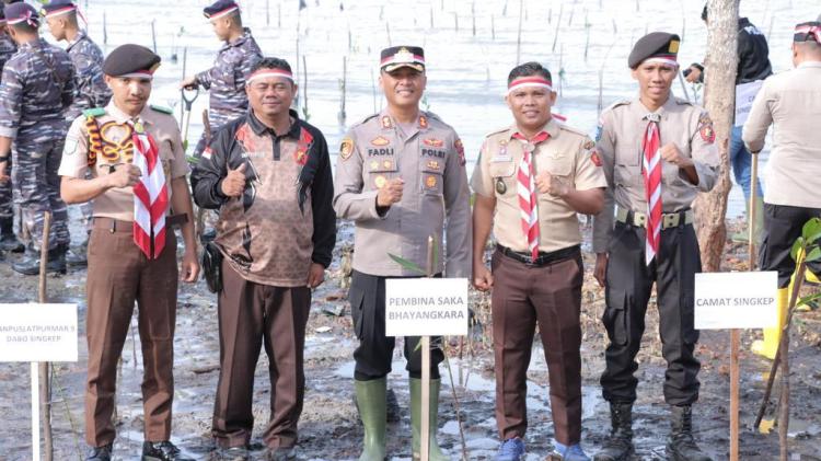 Polres Lingga Tanam Ribuan Bibit Mangrove di Bibir Pantai Desa Tanjung Harapan