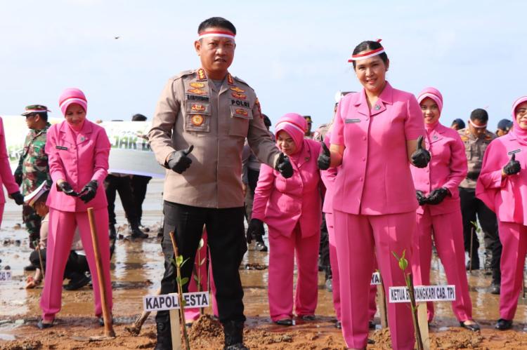 Polri Tanam Ribuan Bibit Mangrove di Tanjungpinang: Upaya Lestarikan Alam dan Ekosistem Pesisir