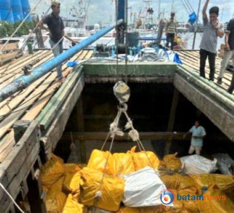 Tangkap Kapal Kayu KLM Rajawali, Bea Cukai Dumai Gagalkan Penyelundupan Pakaian Bekas