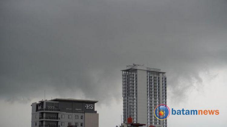Hari Ini, Kota Batam Akan Alami Perubahan Cuaca yang Signifikan: Hujan Petir, Angin Kencang 