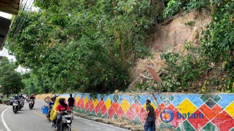 Tembok Penahan Tebing di Jalan Teuku Umar Karimun, Retak: Mengancam Keselamatan Pengguna Jalan