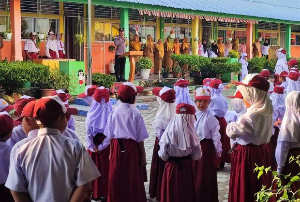 Bhabinkamtibmas Kelurahan Baran Barat Menebarkan Cinta Tanah Air Melalui Upacara Bendera