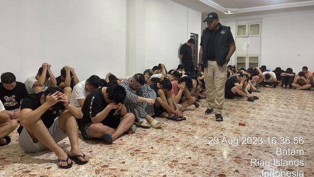 Operasi Gabungan Divhubinter Polri dan China Ungkap Sindikat Love Scamming di Batam