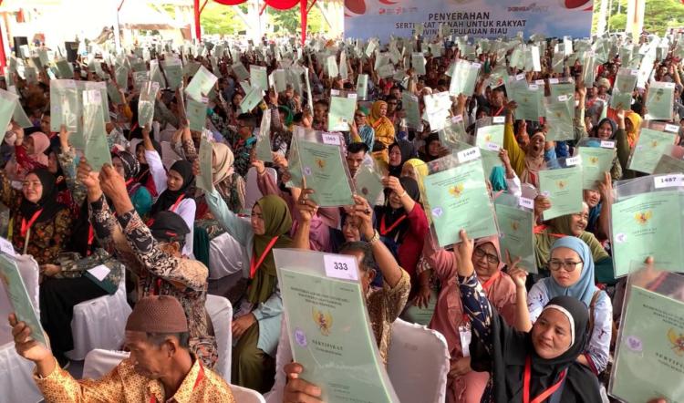 Ribuan Masyarakat Karimun Terima Sertifikat Tanah Gratis di GTRA Summit 2023
