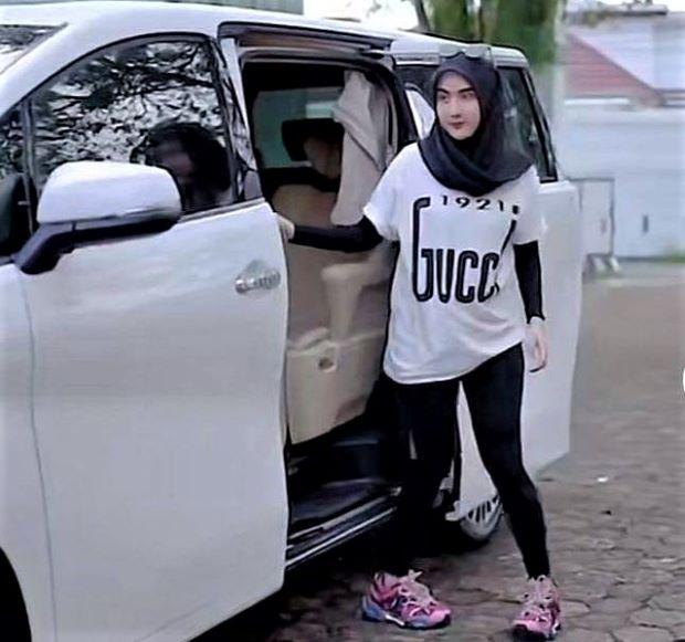 Selebgram Palembang Itu Tidak Bisa Lagi Pamer Kemewahan: Polisi Sita 6 Mobil Mewah Adelia