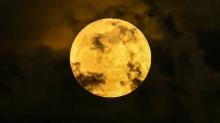 Fenomena Supermoon, Saksikan Keindahan Bulan Purnama Super di Langit Malam Ini