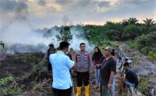Kapolres Turun Langsung Padamkan Karhutla di Bukit Kapur Meskipun Kondisi Jalan Sulit Dilalui