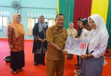 Data Kependudukan Akurat: 46 Siswa SMA Negeri 1 Toapaya Terima KTP-el Resmi