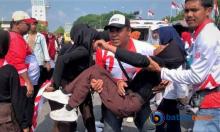 Cuaca Panas, Banyak Peserta Lomba Gerak Jalan HUT RI Lemas dan Tumbang di Karimun