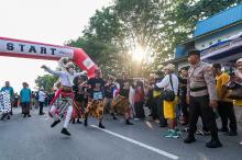 Warna-Warni Gerak Jalan 17 Km Tanjungpinang: Kostum Unik dan Kekayaan Budaya Nusantara Berpadu