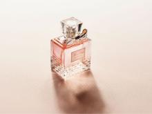 10 Pilihan Aroma Parfum Wanita Terfavorit: Hadiah Wewangian yang Menawan untuk Si Dia