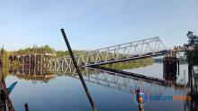 Diiringi Dentuman Keras: Jembatan Perawang di Meranti Ambruk, Akses Masyarakat Terputus