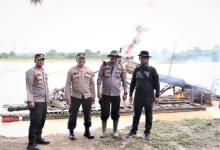Polres Kuansing Bersikap Tegas: 30 Rakit Milik Penambang Emas Ilegal Dibakar