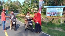 Bakti Tim Medis, Polindes Kote Sakti Bagikan Bendera Merah Putih Mini Semarakkan HUT Ke-78 RI di Lingga