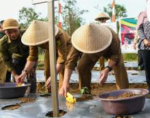 Menguatkan Ketahanan Pangan: Gubernur Kepulauan Riau Salurkan Bantuan Pertanian di Natuna
