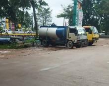 Sejumlah Mobil Tangki Sedot Air Hydran di Batuaji, Batam, Warga: Diduga Ilegal