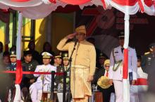 Bupati Roby Kurniawan Memimpin Peringatan HUT RI di Pulau Mantang dengan Berpakaian Adat Melayu