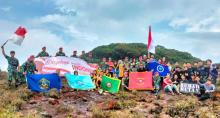HUT RI ke-78: Danpuslatpurmar 9 Dabo Singkep dan Pemuda Lingga Kibarkan Merah Putih di Puncak Bukit Permata