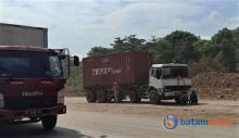 Dua Mobil Kontainer Tabrakan di Jalan Simpang Frengki Batam: Tidak Ada Korban Jiwa