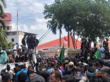 Aksi Penolakan Relokasi Rempang di BP Batam Memanas, Warga Coba Dobrak Pagar Pintu Masuk