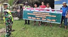 Babinsa Koramil 06/Cerenti Riau Edukasi Masyarakat untuk Cegah Kebakaran Hutan dan Lahan
