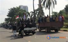 Massa Aksi Demo Padati Jalan Depan Kantor BP Batam Menolak Relokasi Rempang Galang