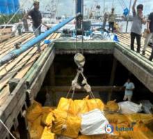 Tangkap Kapal Kayu KLM Rajawali, Bea Cukai Dumai Gagalkan Penyelundupan Pakaian Bekas