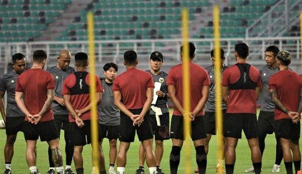 Shin Tae-yong Pimpin Latihan Perdana Timnas Indonesia Senior di Surabaya Jelang FIFA Matchday September 2023
