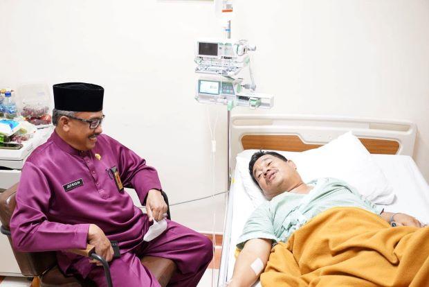 Sekda Kota Batam Jefridin Jenguk Raja Amar di RS Awal Bros, Berikan Motivasi Hidup Sehat