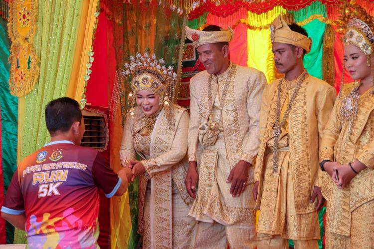 Kepri Adhyaksa Run 5K: Ansar Ahmad Jadi Saksi Ijab Qobul Pasangan Pengantin dalam Nikah Massal