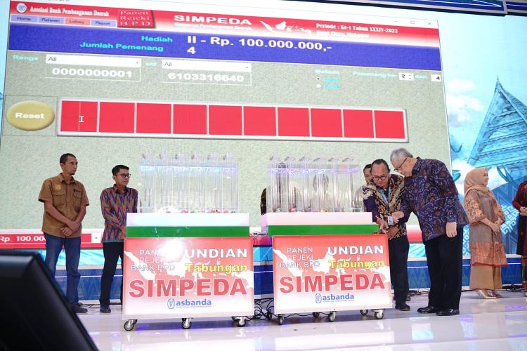 Nasabah bank bjb Bawa Pulang Hadiah Jutaan Rupiah pada Undian Nasional Simpeda di Makassar - Sulawesi Selatan 
