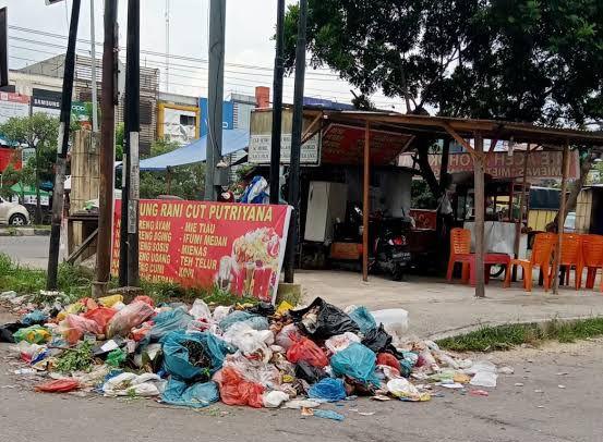 TPS Ilegal di Pekanbaru Bertambah, Petugas dan Pembuang Sampah Kucing-kucingan