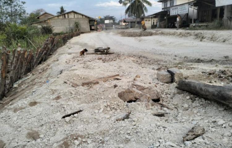 Jalan Penghubung Inhu-Inhil Amblas Akibat Air dan Truk Batubara