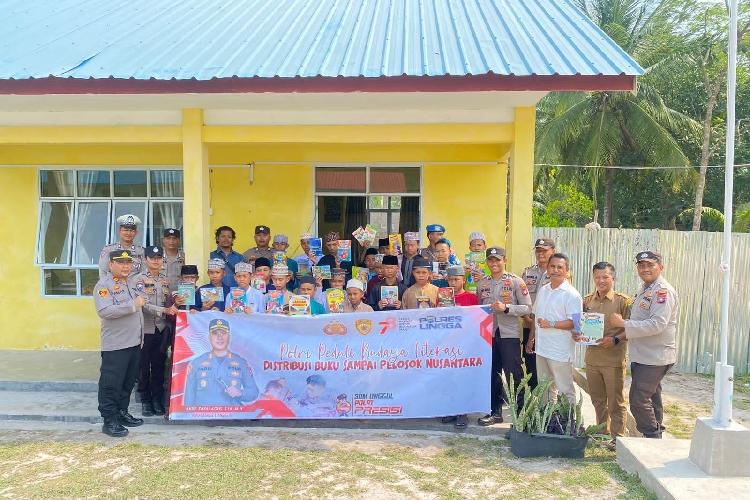 Polri Peduli Budaya Literasi: Polsek Daik Lingga Bagikan Buku ke Pondok Pesantren Musai