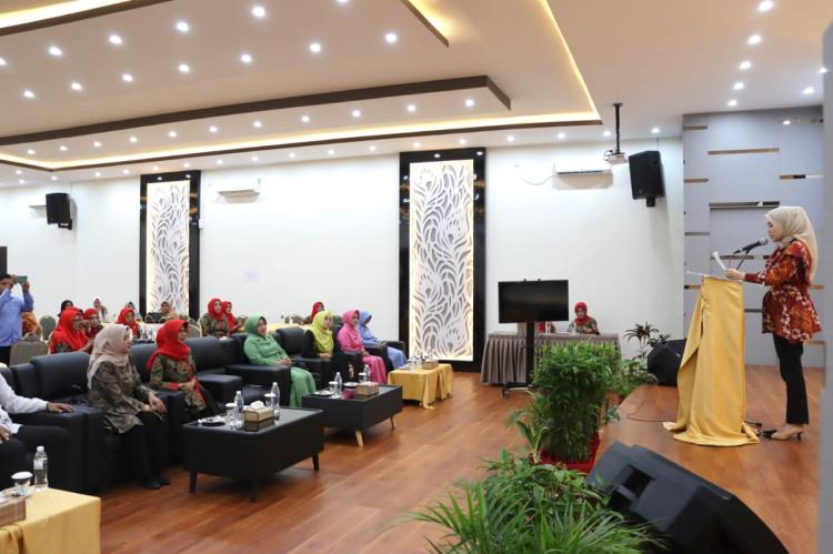 Perempuan Bintan Kembangkan Kemampuan Seni Kreasi Melalui Pelatihan Merajut Tapestry Kanvas