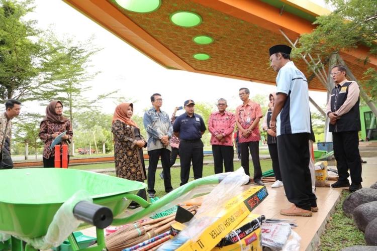Bantuan Perlengkapan Kebersihan untuk Komunitas Lingkungan di Tanjungpinang