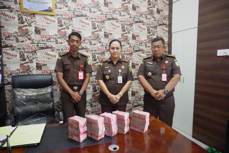 Kejari Tanjungpinang Terima Pengembalian Rp. 500 Juta dari Tersangka Korupsi Gedung Kampus UMRAH