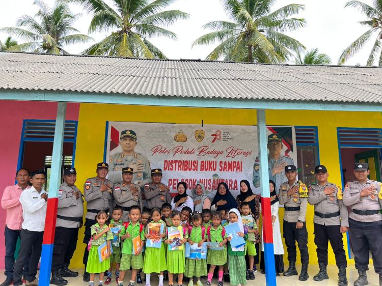Tingkatkan Minat Baca Masyarakat Perbatasan, Polsek Pulau Laut Sebar 100 Buku Bacaan