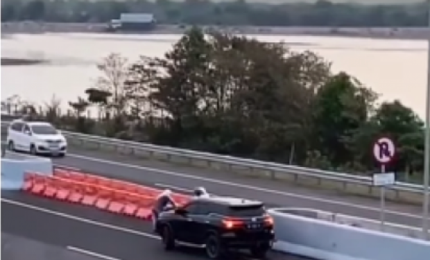 Video Viral: Ibu-ibu di Palembang Membongkar Pembatas Tol Demi Putar Balik