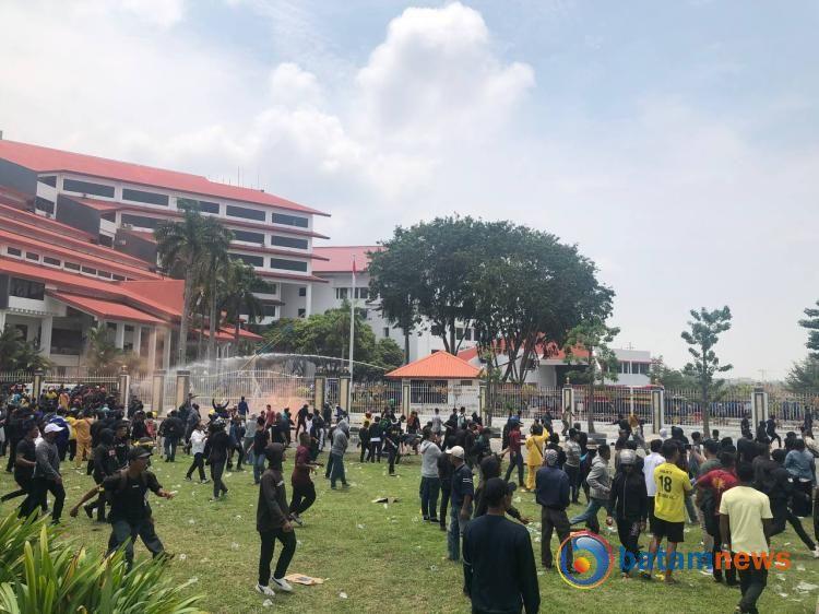 Demo Tolak Relokasi Rempang di BP Batam Anarkis: Polisi Halau dengan Water Canon dan Gas Air Mata