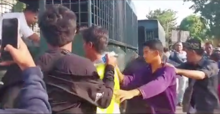 Sejumlah Pengunjuk Rasa Diamankan di Depan Gedung Lembaga Adat Melayu Kota Batam