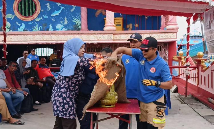 BPBD dan Damkar Karimun Berikan Pelatihan Proteksi Kebakaran ke Masyarakat Meral