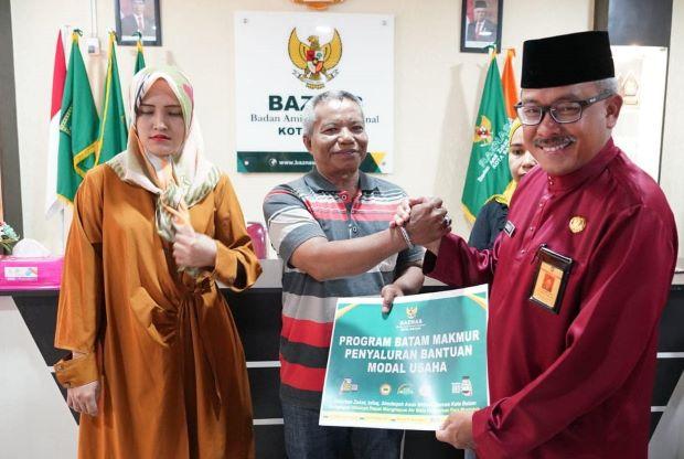 Baznas Kota Batam Bantu Modal Usaha Pelaku UMKM Rujak BMC Simpang Seraya